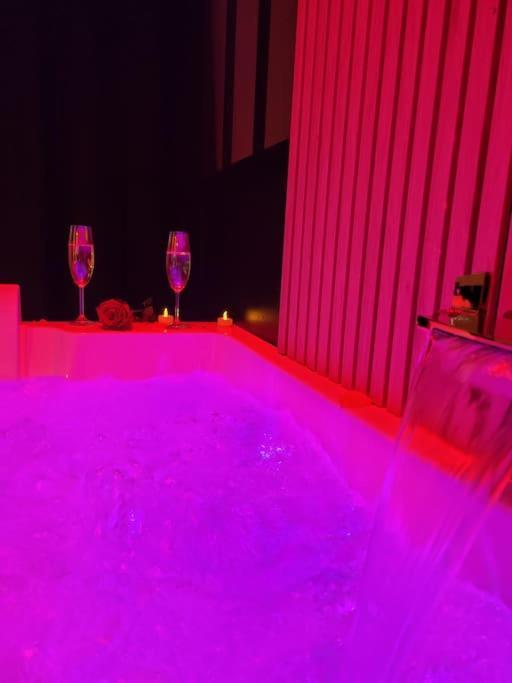 Nuit D'Evasion Love Room Avec Baignoire Balneotherapie تولون المظهر الخارجي الصورة