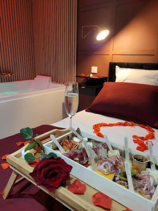 Nuit D'Evasion Love Room Avec Baignoire Balneotherapie تولون المظهر الخارجي الصورة