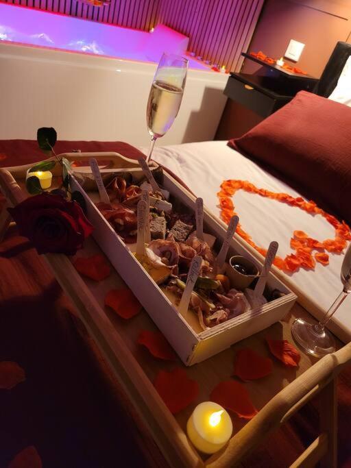 Nuit D'Evasion Love Room Avec Baignoire Balneotherapie تولون المظهر الخارجي الصورة