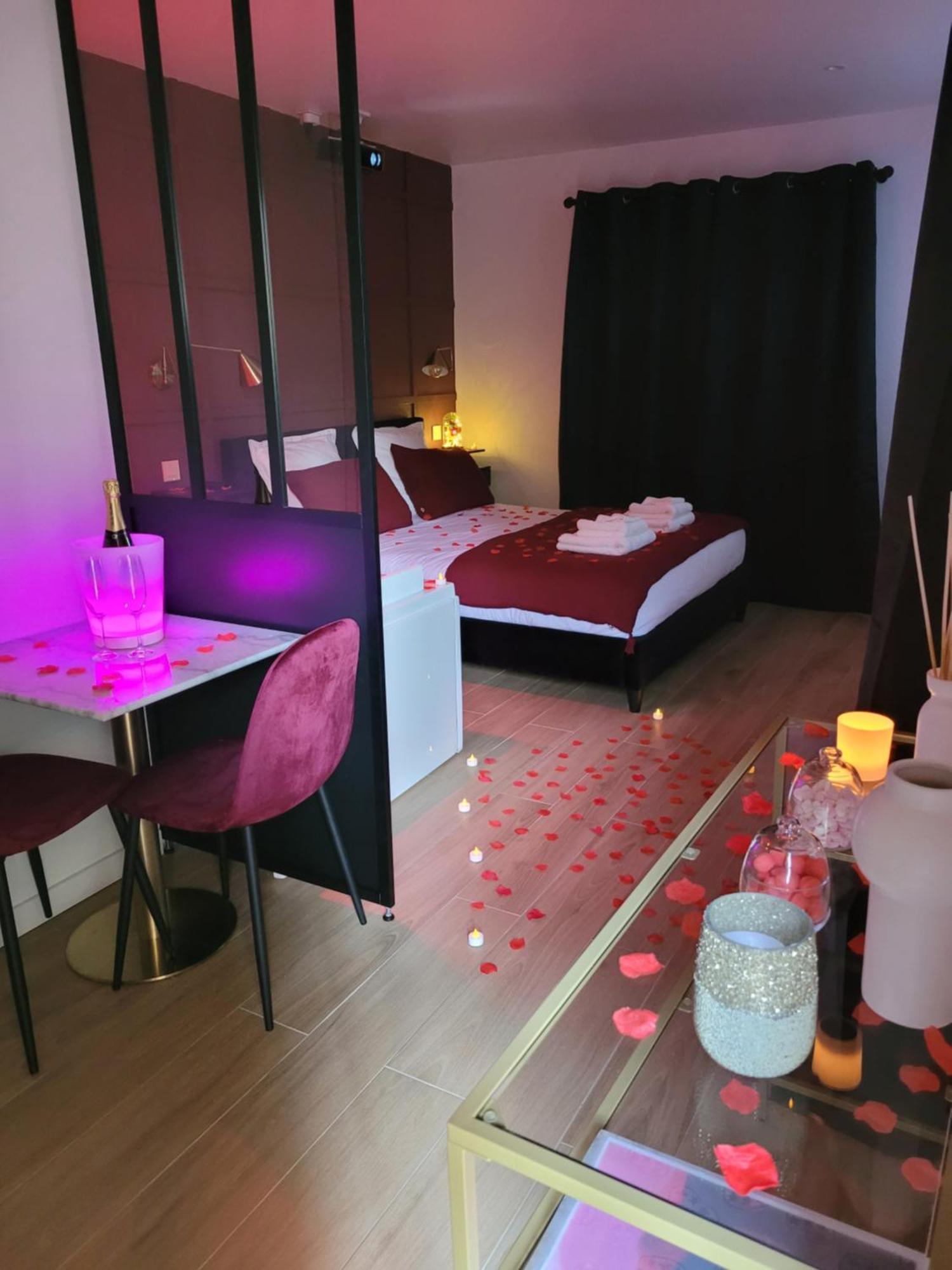 Nuit D'Evasion Love Room Avec Baignoire Balneotherapie تولون المظهر الخارجي الصورة