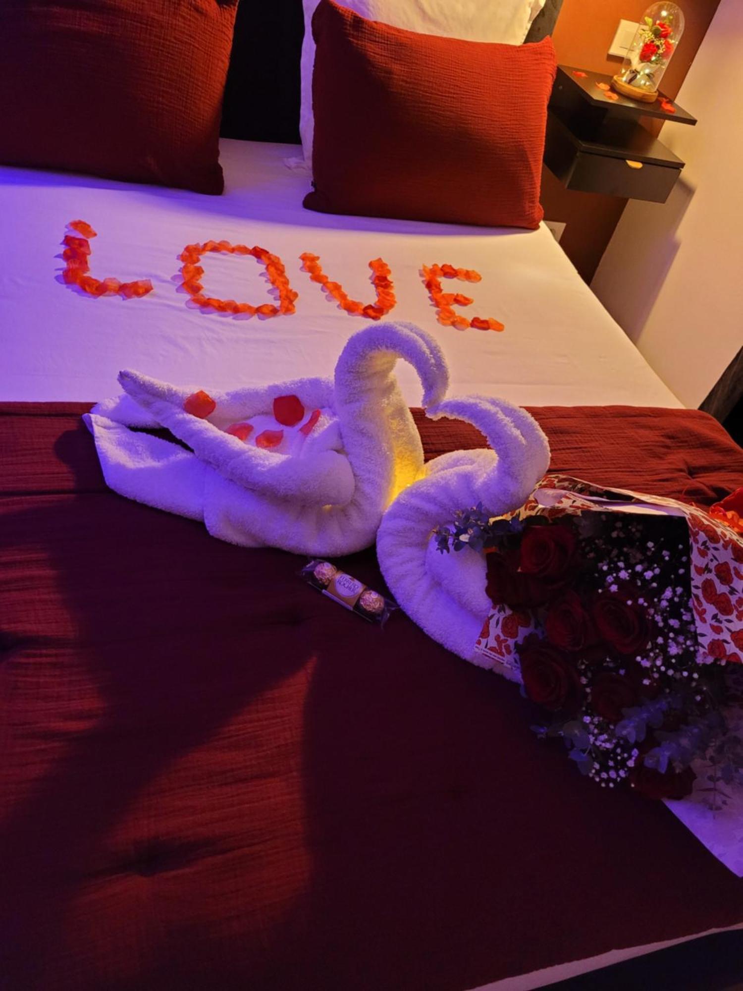Nuit D'Evasion Love Room Avec Baignoire Balneotherapie تولون المظهر الخارجي الصورة