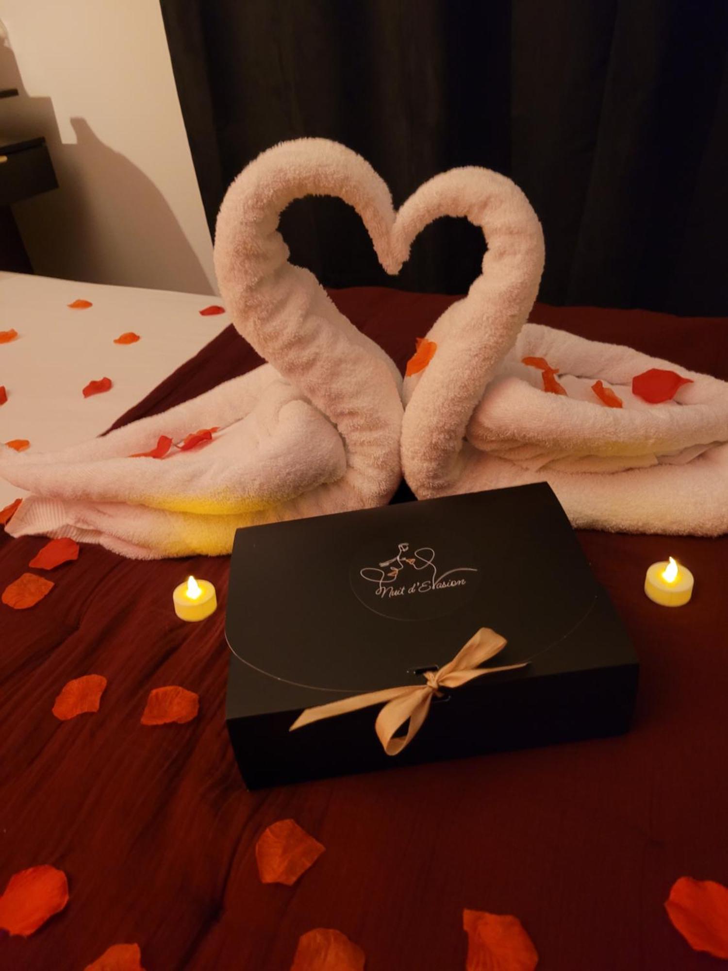 Nuit D'Evasion Love Room Avec Baignoire Balneotherapie تولون المظهر الخارجي الصورة