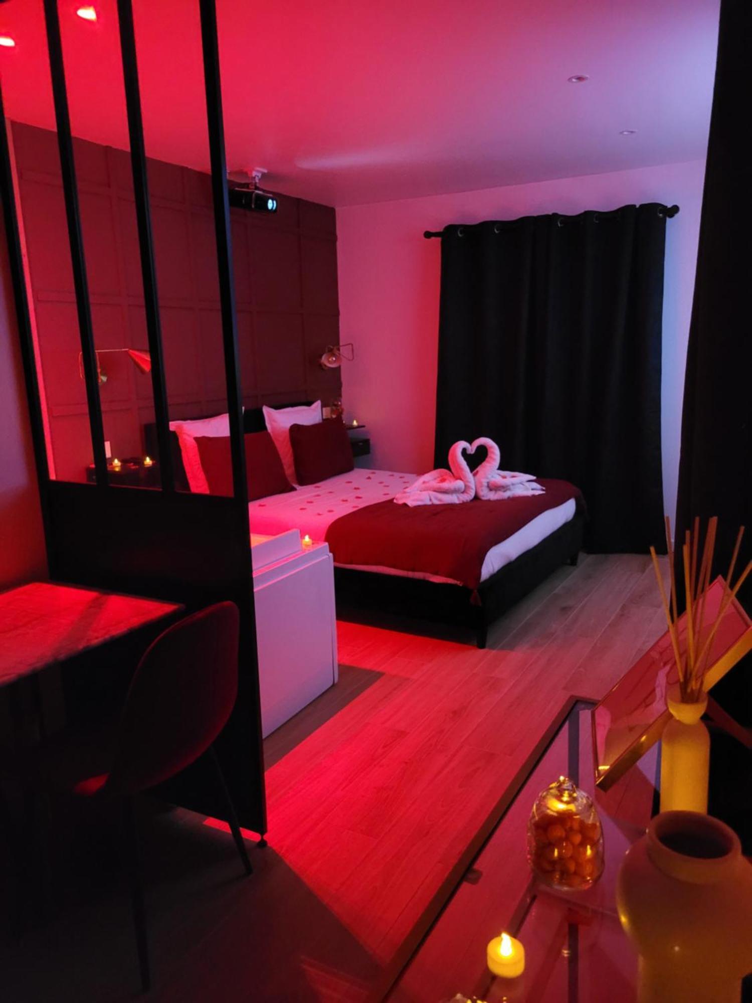 Nuit D'Evasion Love Room Avec Baignoire Balneotherapie تولون المظهر الخارجي الصورة