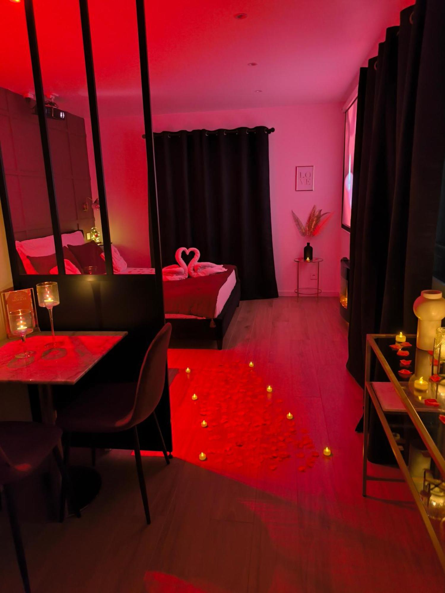 Nuit D'Evasion Love Room Avec Baignoire Balneotherapie تولون المظهر الخارجي الصورة