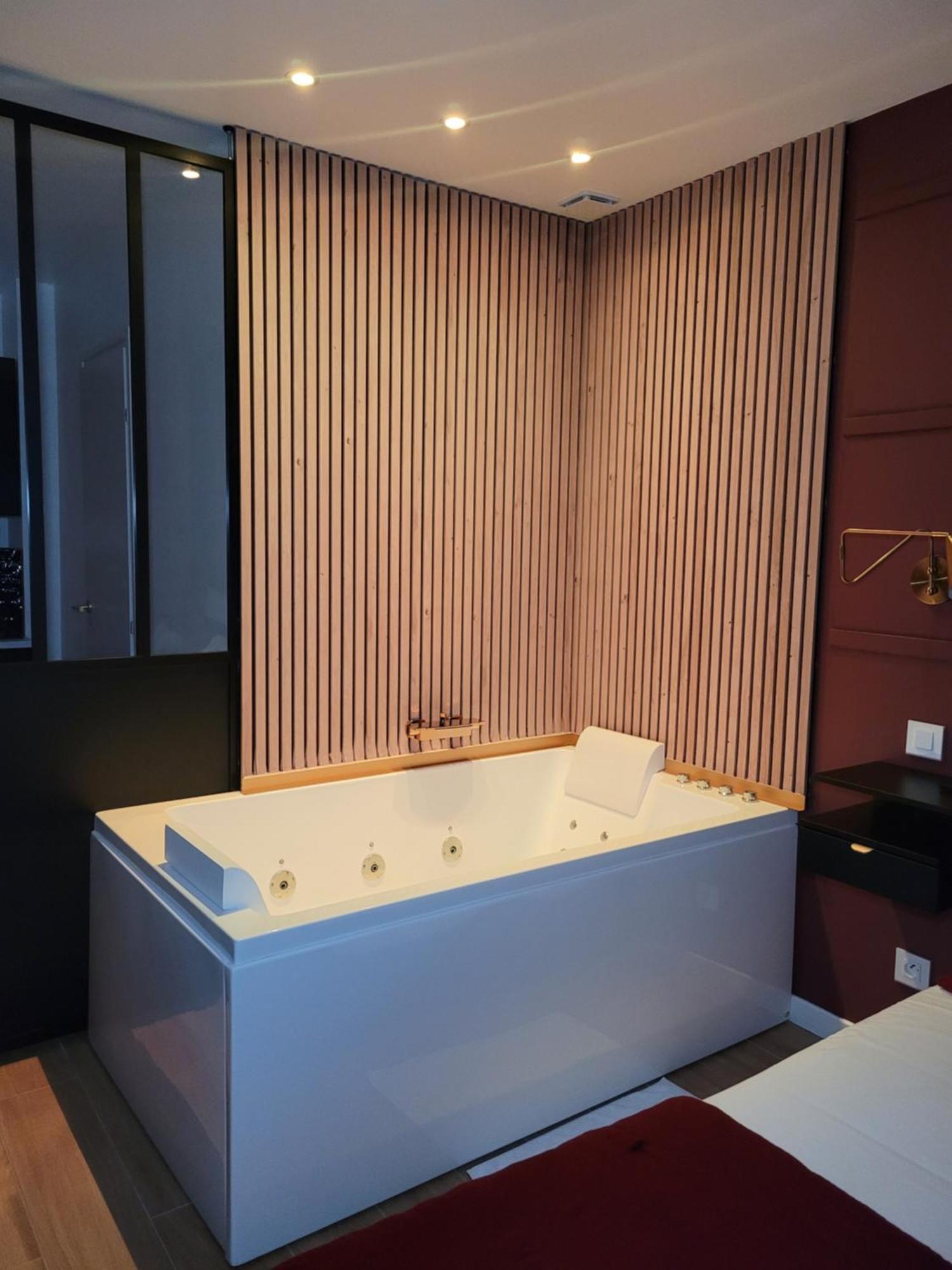 Nuit D'Evasion Love Room Avec Baignoire Balneotherapie تولون المظهر الخارجي الصورة